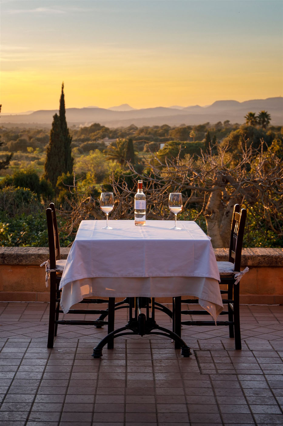 Mesa preparada para dos personas en la terraza de Son Terrassa en Ca's Concos