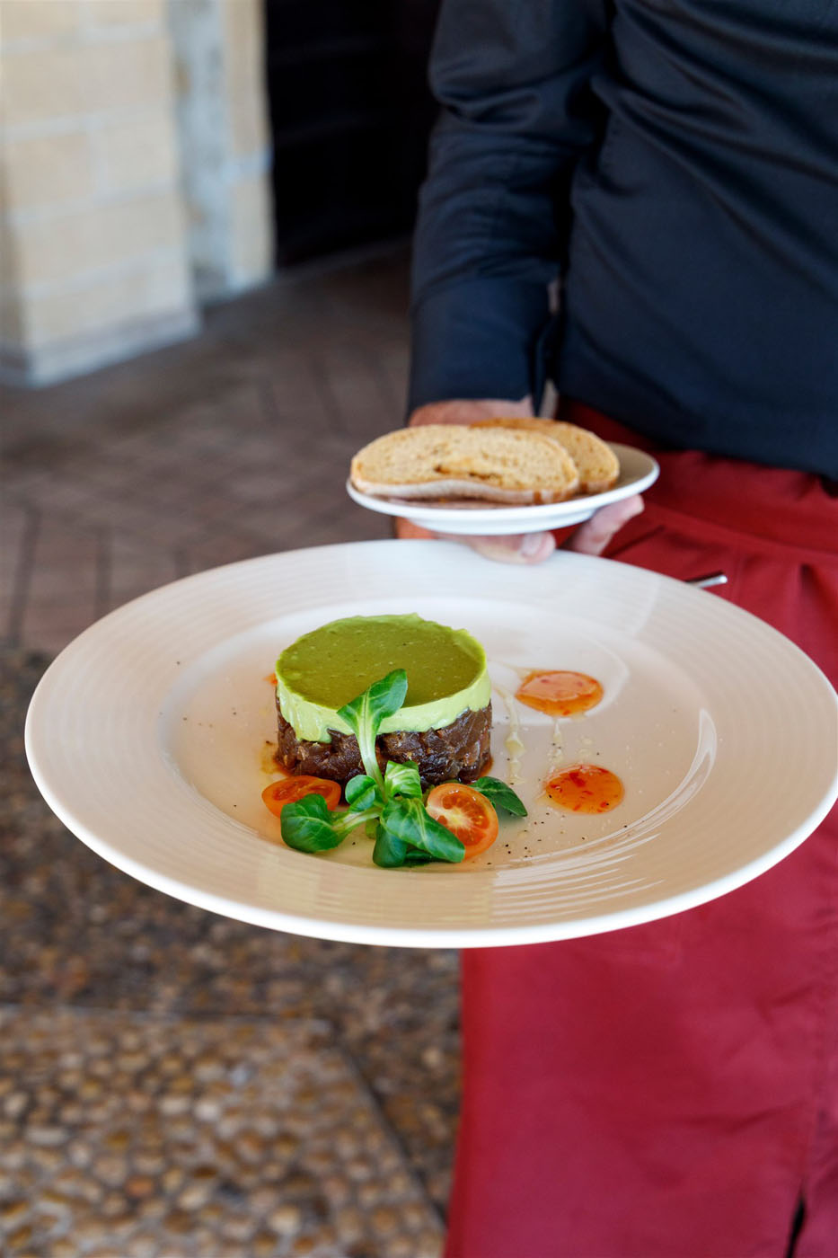 Steak tartar con aguacate servido con pan tostado en Son Terrassa, restaurante de cocina tradicional