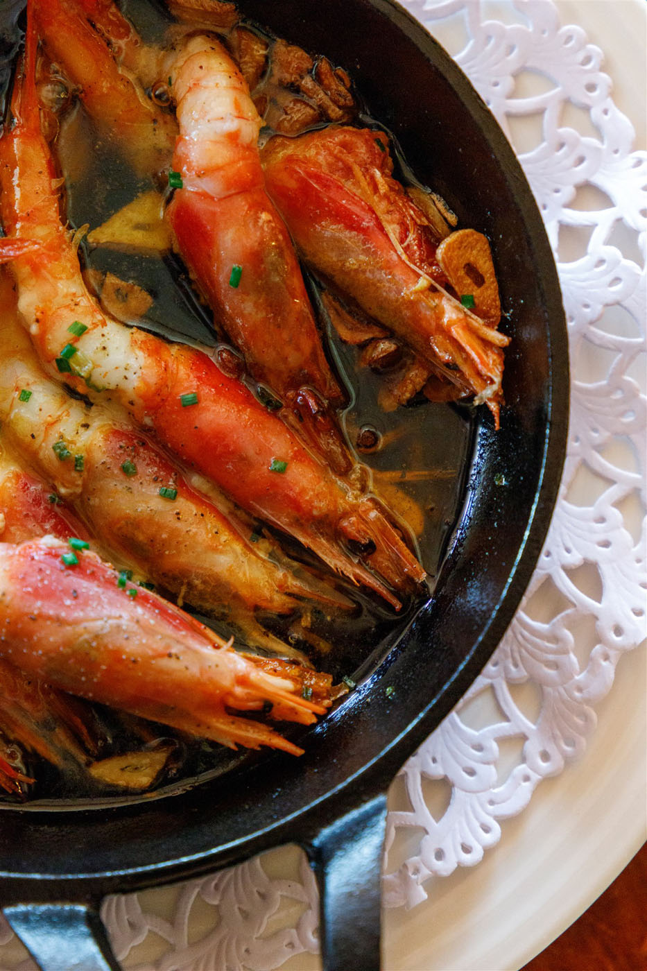 Cazuela de gambas al ajillo recién hechas servidas en el restaurante Son Terrassa